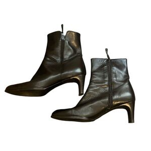 Stuart Weitzman Size 7 Boots Black Leather Ankle Boots Low Heel
